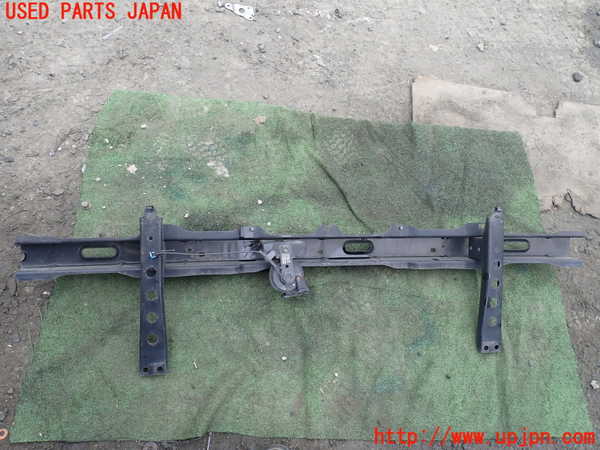 5UPJ-26651014]ハイエースワゴン100系(LH100G)フロントバンパーホースメント 中古_m0002.jpg