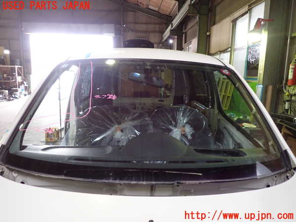 1UPJ-26691195]ファンカーゴ(NCP20)フロントガラス NSG M311 中古_m0001.jpg