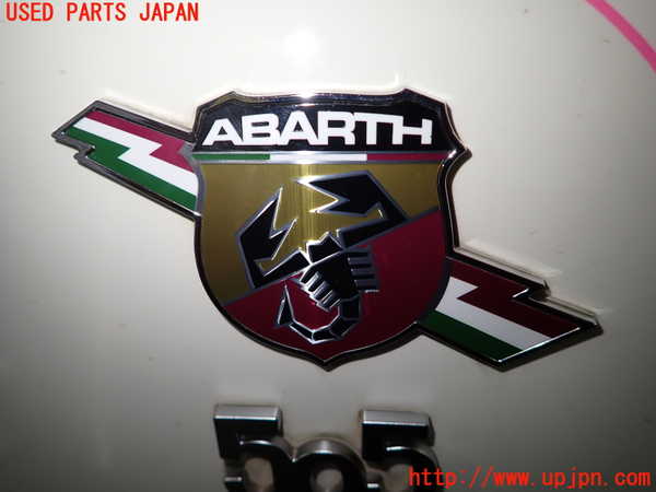5UPJ-26771632]アバルト・595(31214T)エンブレム2 中古_m0002.jpg