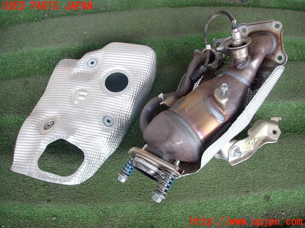 5UPJ-26802041]ヤリス(YARIS) ハイブリッド(MXPH15)エキマニ1 (触媒 マニバーター) 中古_m0001.jpg