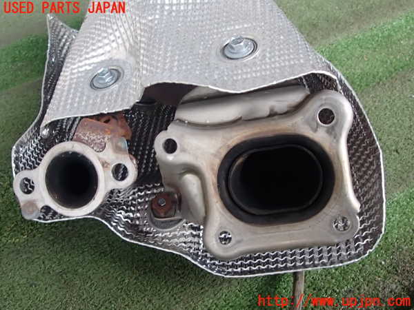 5UPJ-26802041]ヤリス(YARIS) ハイブリッド(MXPH15)エキマニ1 (触媒 マニバーター) 中古_m0004.jpg