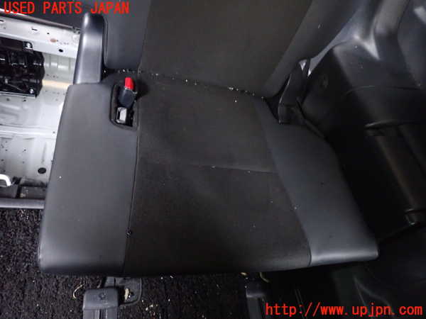 5UPJ-26857265]ノア(ヴォクシー)(ZRR80W)左3列目シート 中古_m0003.jpg