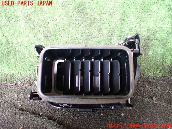 5UPJ-26857527]ノア(ヴォクシー)(ZRR80W)エアコン吹き出し口2 (左) 中古_m0002.jpg