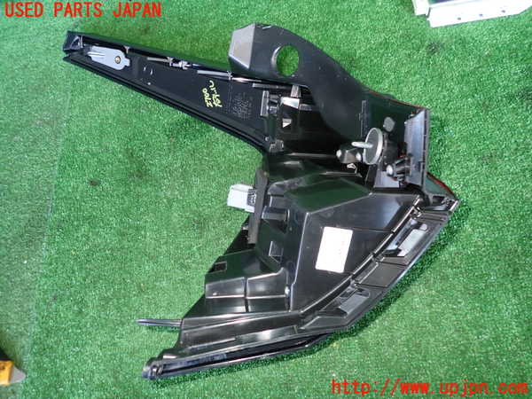 2UPJ-27001530]ボルボ・V90(PB420TMA)右テールランプ 中古_m0002.jpg