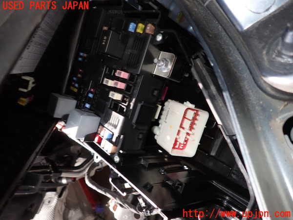 2UPJ-27006743]ボルボ・V90(PB420TMA)ヒューズボックス3 中古_m0002.jpg
