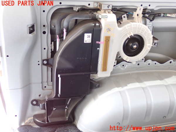 2UPJ-27016100]ハイエースバン200系(KDH206V)ヒーターコア 中古_m0001.jpg