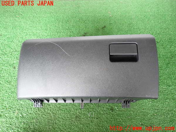 5UPJ-27017516]ハイエースバン200系(KDH206V)グローブボックス1 中古_m0001.jpg