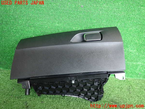 2UPJ-27027516]BMW M135i(1B30)(F20)グローブボックス1 中古_m0001.jpg