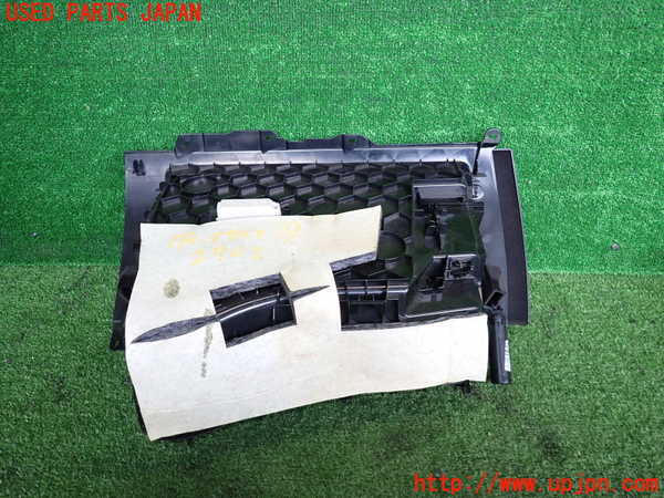 2UPJ-27027516]BMW M135i(1B30)(F20)グローブボックス1 中古_m0003.jpg