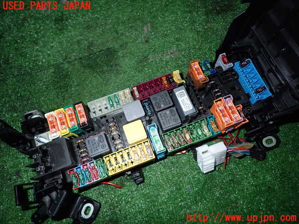 1UPJ-27056742]ベンツ CLA180 シューティングブレーク X117(117942)ヒューズボックス2 中古_m0003.jpg