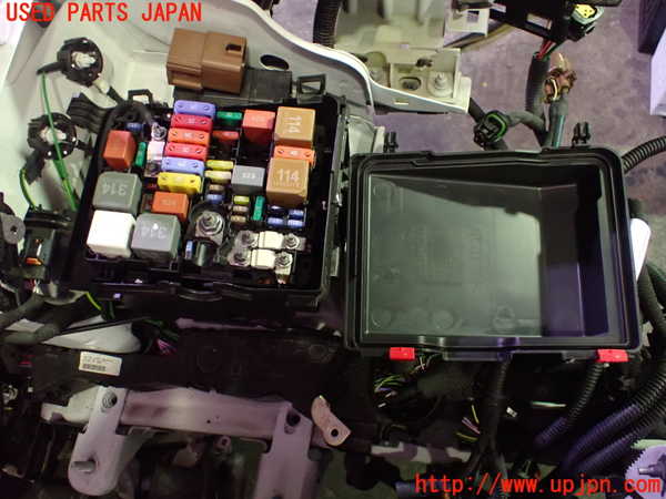 1UPJ-27166741]DSオートモビルズ ・DS 7(DS7 クロスバック)(X74AH01)ヒューズボックス1 中古_m0002.jpg