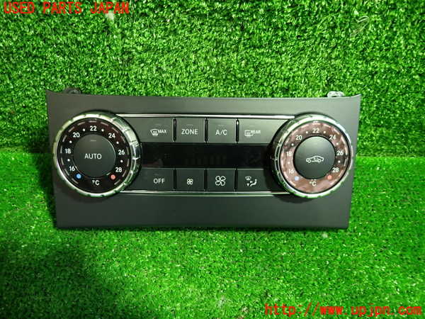 1UPJ-27186066]ベンツ C180 クーペ C204(204349)エアコンスイッチ1 中古_m0001.jpg