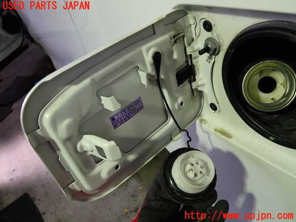 1UPJ-27341690]エスクァイアハイブリッド(ZWR80G)フューエルリッド 中古_m0002.jpg