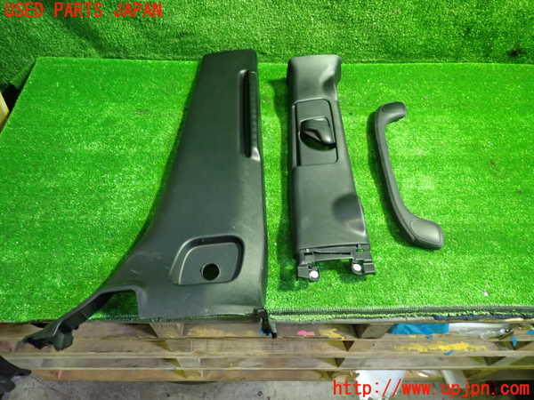 5UPJ-27347665]エスクァイアハイブリッド(ZWR80G)右センターピラートリム 中古_m0001.jpg