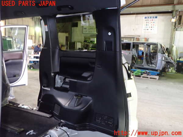 5UPJ-27347675]エスクァイアハイブリッド(ZWR80G)右リアピラートリム 中古_m0001.jpg