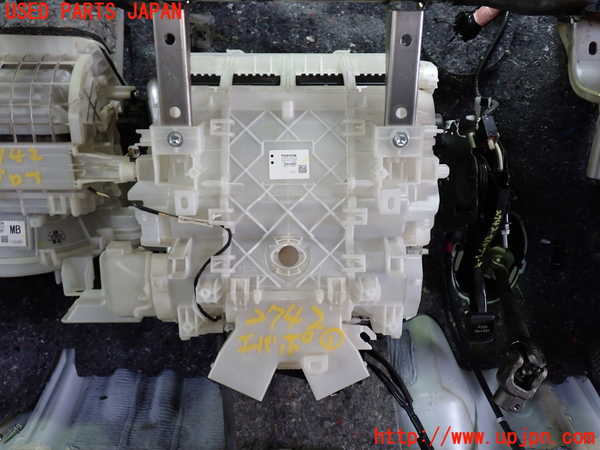 1UPJ-27426081]ヴォクシー(ノア)(ZRR80G)エバポレーター1 (フロント) 中古_m0001.jpg