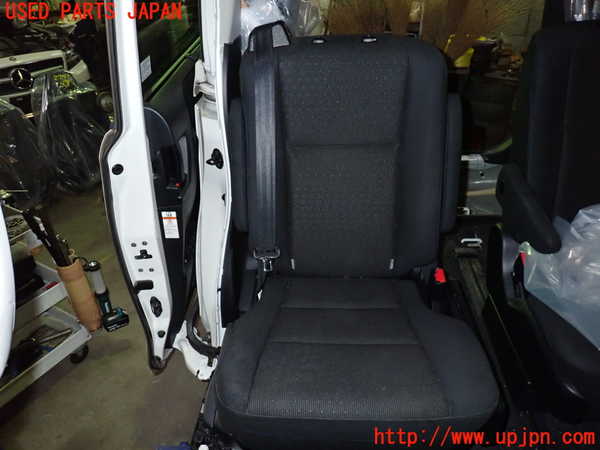 1UPJ-27427145]ヴォクシー(ノア)(ZRR80G)右2列目シート 中古_m0001.jpg