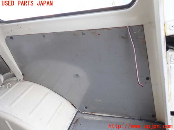 5UPJ-27437675]三菱ジープ(J37)右リアピラートリム 中古_m0001.jpg