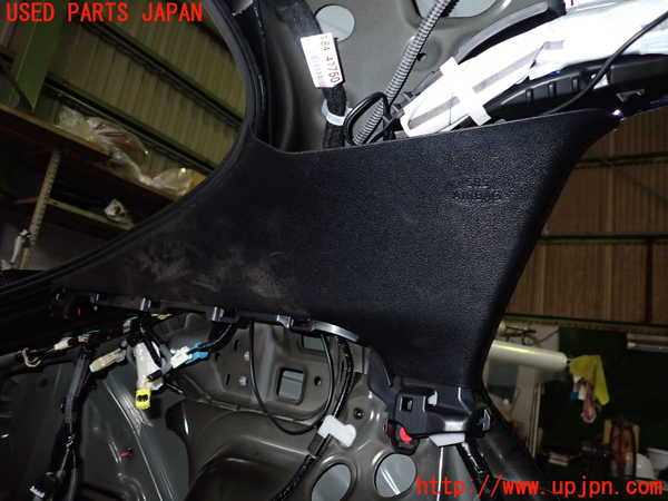 5UPJ-27477680]プリウスPHV(ZVW52)左リアピラートリム 中古_m0001.jpg