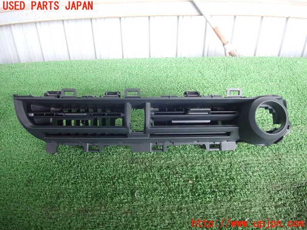 5UPJ-27627526]プリウス(ZVW60)エアコン吹き出し口1 (真中) 中古_m0001.jpg