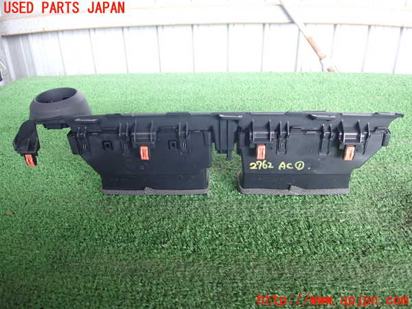 5UPJ-27627526]プリウス(ZVW60)エアコン吹き出し口1 (真中) 中古_m0003.jpg