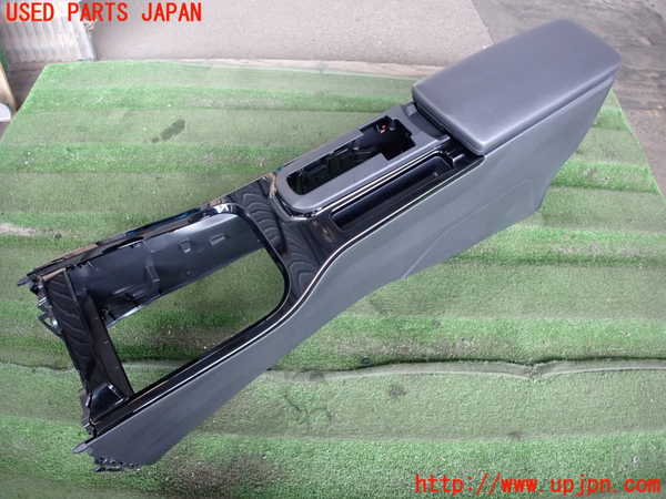 5UPJ-27627540]プリウス(ZVW60)センターコンソール 中古_m0001.jpg