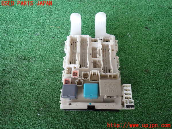 2UPJ-27726741]ハイエースバン200系(KDH205V)ヒューズボックス1 中古_m0001.jpg