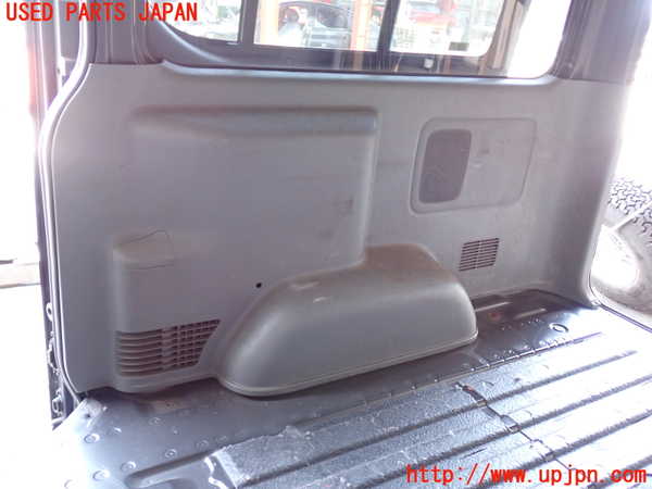 2UPJ-27727675]ハイエースバン200系(KDH205V)右リアピラートリム 【ジャンク品】 中古_m0001.jpg