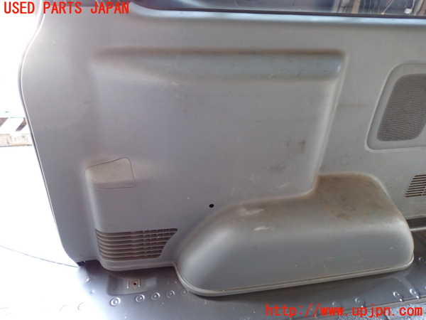 2UPJ-27727675]ハイエースバン200系(KDH205V)右リアピラートリム 【ジャンク品】 中古_m0004.jpg