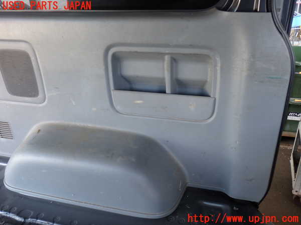 2UPJ-27727680]ハイエースバン200系(KDH205V)左リアピラートリム 【ジャンク品】 中古_m0004.jpg