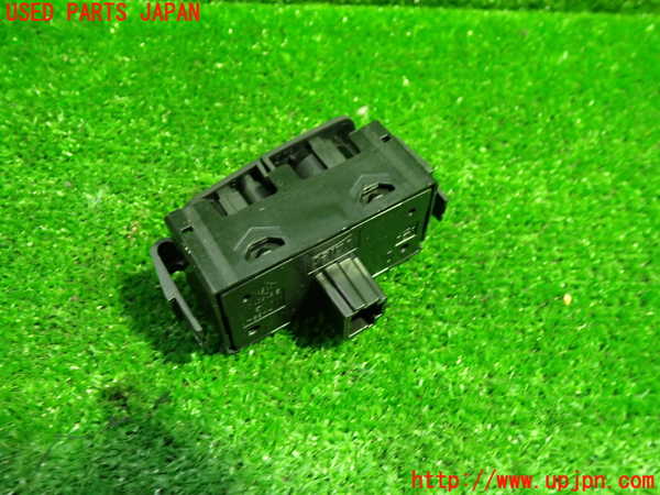 5UPJ-27846290]ルノー・メガーヌ R.S.(ルノー・スポール)(DZF4R)ハザードスイッチ 中古_m0002.jpg