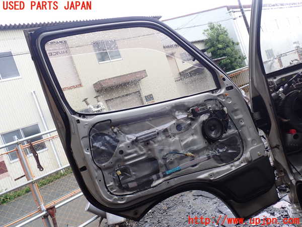 1UPJ-27891260]ハイエースワゴン100系(KZH106W)左前ドア 中古 ASAHI M2T4 43R-00034_m0004.jpg