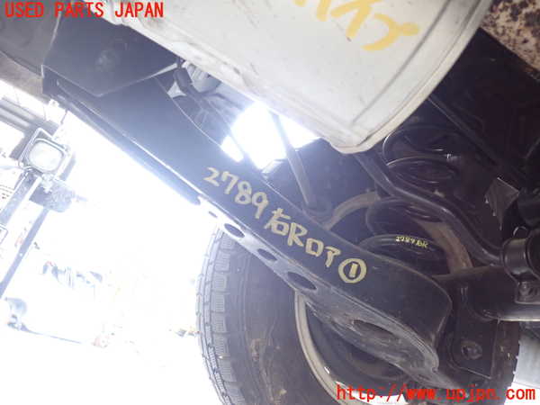 1UPJ-27895200]ハイエースワゴン100系(KZH106W)右リアロアアーム1 中古_m0001.jpg