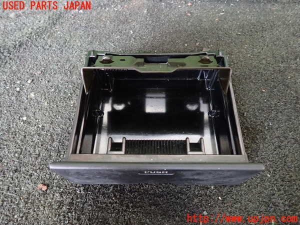1UPJ-27897821]ハイエースワゴン100系(KZH106W)灰皿1 中古_m0002.jpg