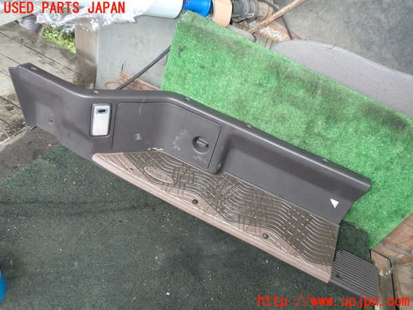 1UPJ-27897740]ハイエースワゴン100系(KZH106W)スカッフプレート 中古_m0001.jpg