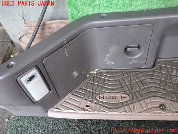 1UPJ-27897740]ハイエースワゴン100系(KZH106W)スカッフプレート 中古_m0002.jpg