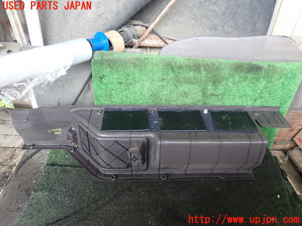1UPJ-27897740]ハイエースワゴン100系(KZH106W)スカッフプレート 中古_m0003.jpg