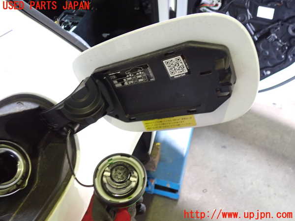 1UPJ-27921690]ベンツ C220 d ステーションワゴン S205 (205214)フューエルリッド 中古_m0002.jpg