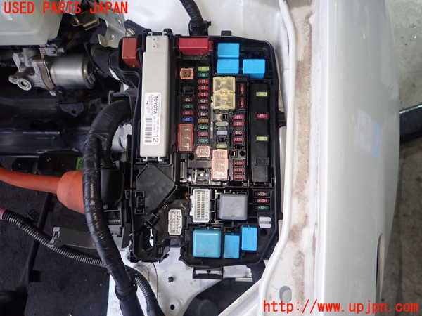 5UPJ-27956741]レクサス・CT200h(ZWA10)ヒューズボックス1 中古_m0002.jpg
