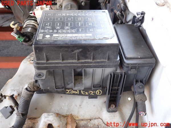 2UPJ-28016741]ランクル100系(UZJ100W)ヒューズボックス1 中古_m0001.jpg