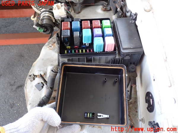 2UPJ-28016741]ランクル100系(UZJ100W)ヒューズボックス1 中古_m0002.jpg