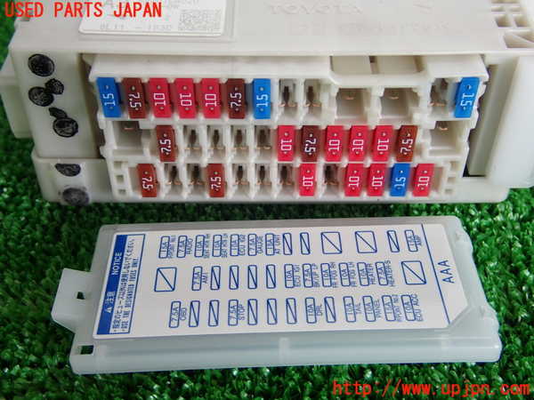 5UPJ-28036741]８６(BRZ)(ZN6)ヒューズボックス1 中古_m0003.jpg