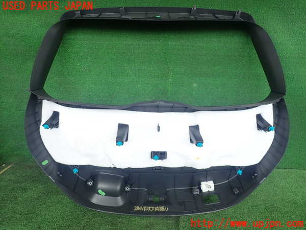 2UPJ-28051578]ベンツ CLA180 シューティングブレーク(117942)バックドア内張り 中古_m0002.jpg