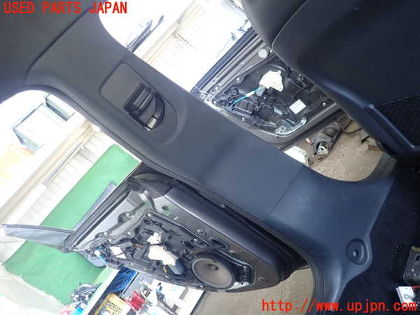 2UPJ-28057670]ベンツ CLA180 シューティングブレーク(117942)左センターピラートリム 中古_m0001.jpg