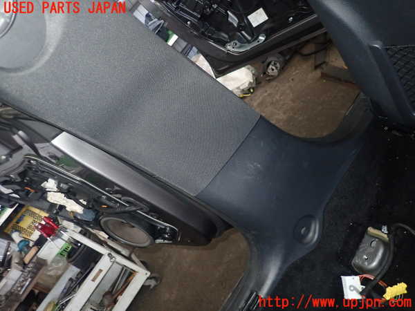 2UPJ-28057670]ベンツ CLA180 シューティングブレーク(117942)左センターピラートリム 中古_m0003.jpg