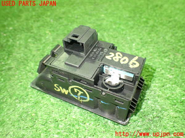 5UPJ-28066312]VW ニュービートルカブリオレ(1YAZJ)スイッチ7 (トランク フューエル) 中古_m0002.jpg