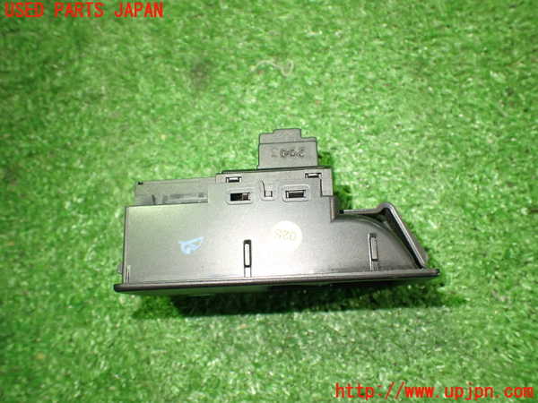 5UPJ-28066312]VW ニュービートルカブリオレ(1YAZJ)スイッチ7 (トランク フューエル) 中古_m0003.jpg