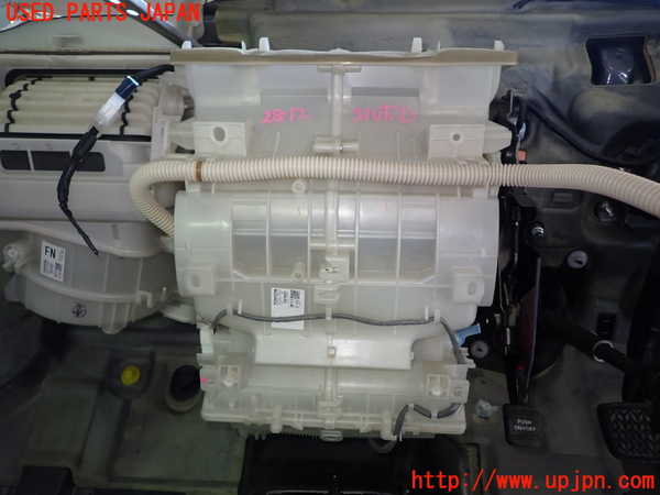 5UPJ-28126081]レクサス・CT200h(ZWA10)エバポレーター1 中古_m0001.jpg