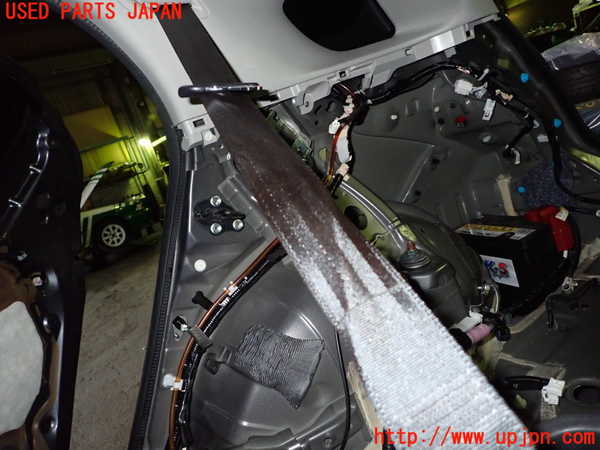 1UPJ-28127155]レクサス・CT200h(ZWA10)右2列目シートベルト 中古_m0002.jpg