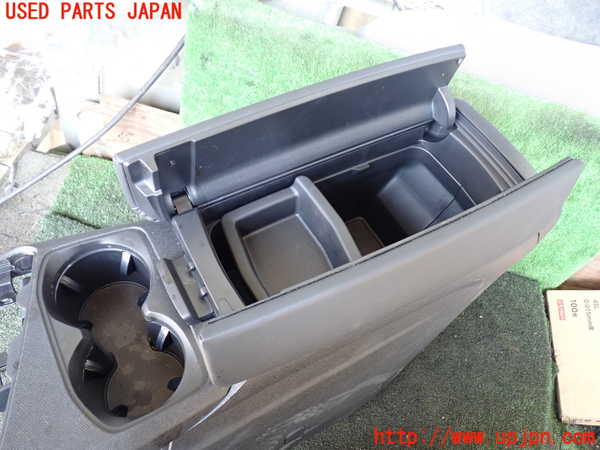 5UPJ-28147540]プジョー・5008(P87AH01)センターコンソール 中古_m0002.jpg